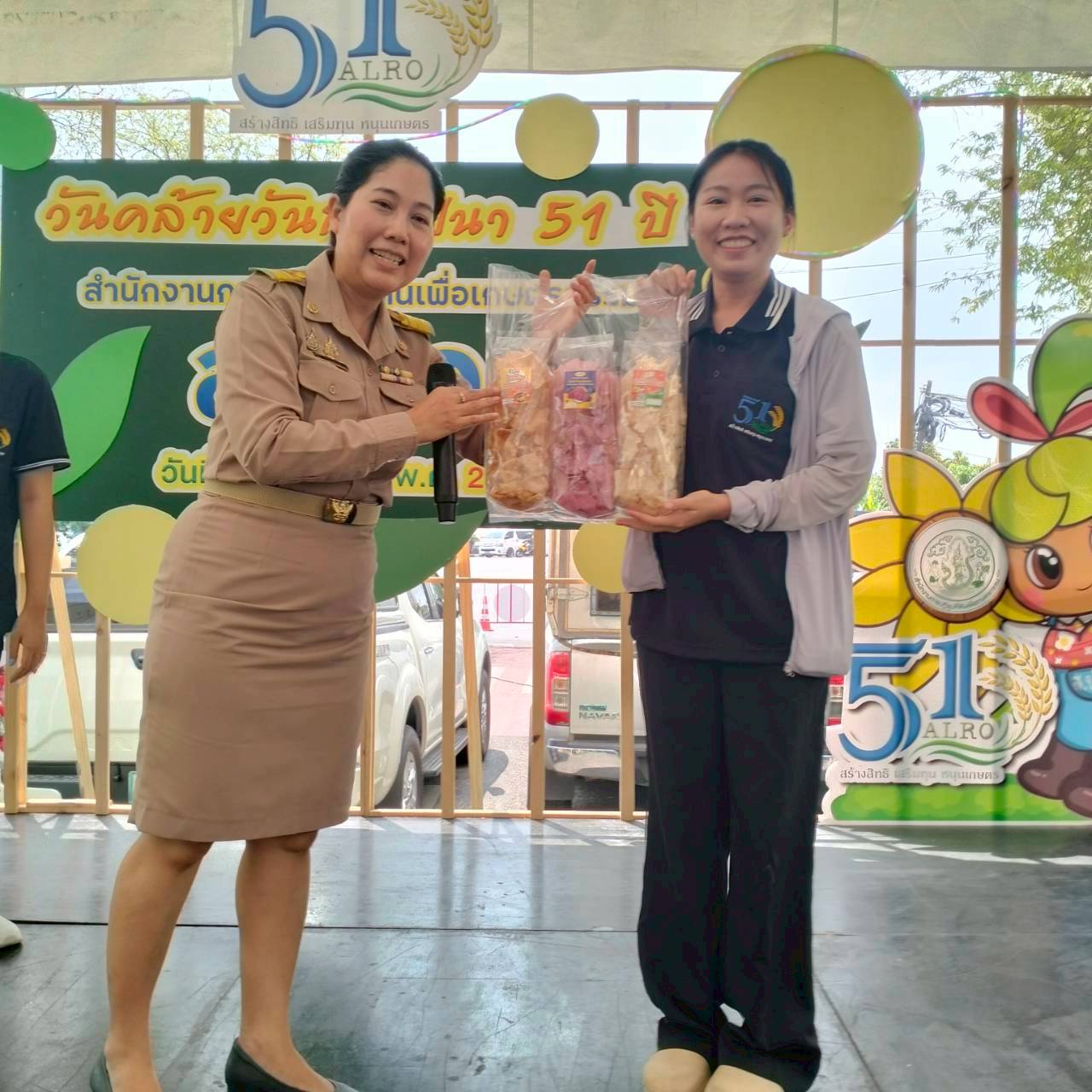 title - คณะทำงานฝ่ายติดตามประเมินผลการจัดงาน วันคล้ายวันสถาปนาสำนักงานการปฏิรูปที่ดินเพื่อเกษตรกรรม (ส.ป.ก.) ครบรอบ 51 ปี เปิดตั้งจุดให้ผู้ร่วมงานได้ร่วมสนุก เล่นเกมส์ และตอบแบบประเมินผลการจัดงาน ผ่านระบบออนไลน์